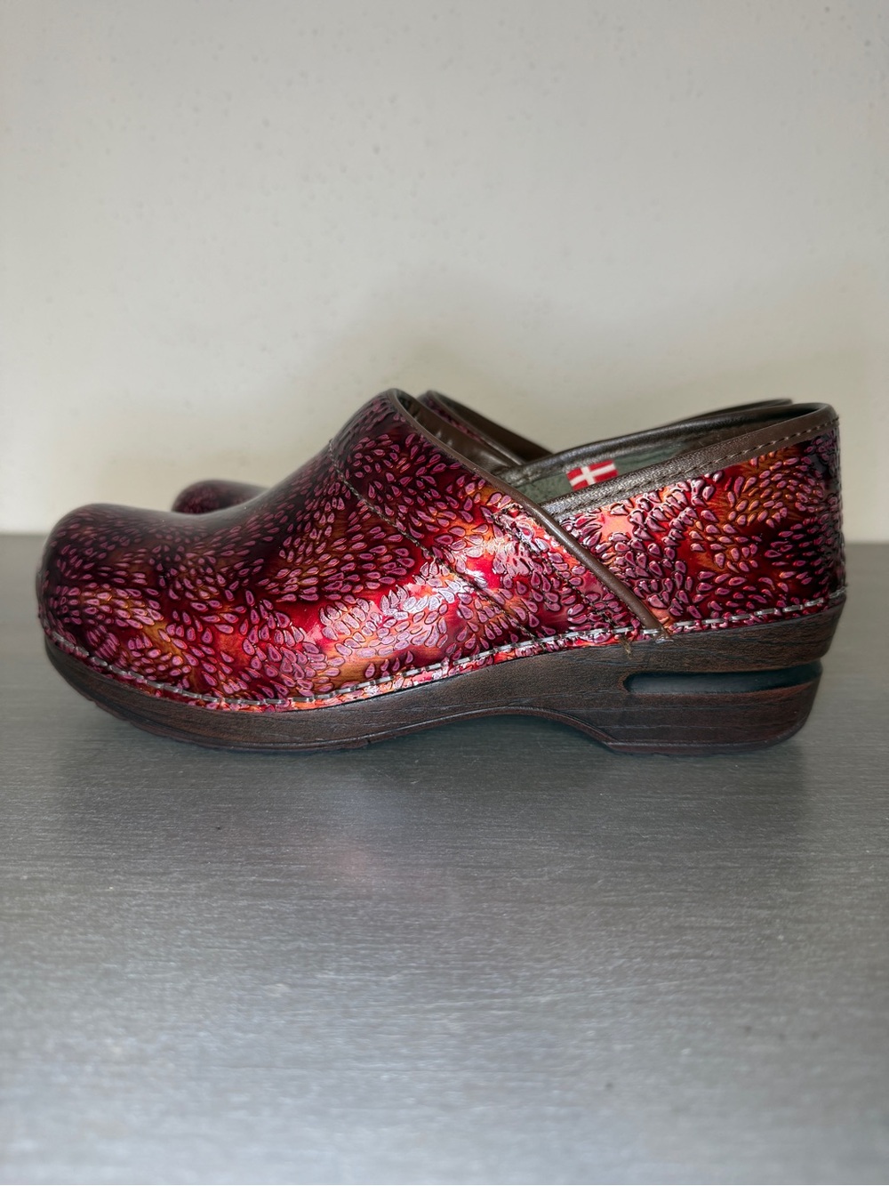 Sanita Women’s Professional Nursing Clogs, Burgundy Petals Leather EU 37 US 6 - Picture 3 of 8